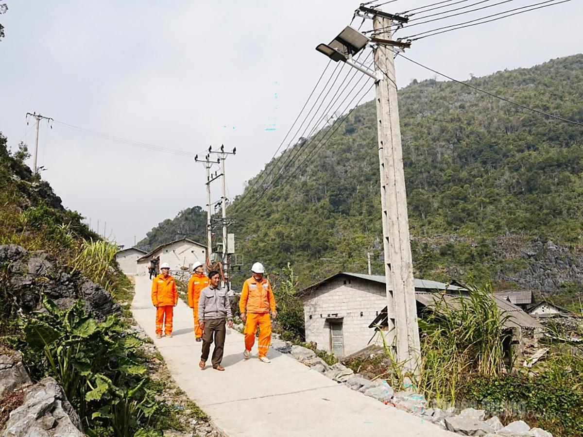 Công ty Điện lực Tuyên Quang nỗ lực cấp điện cho thôn Nhìa Lũng Phìn, xã Đồng Văn.