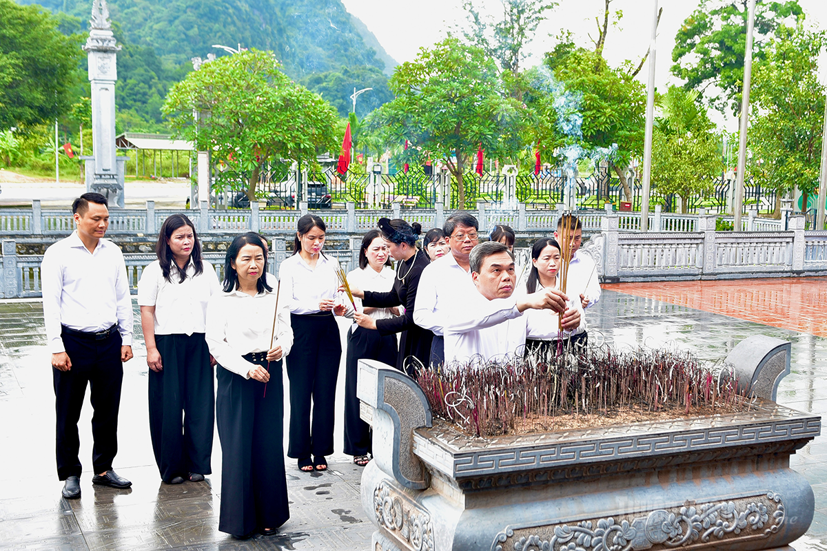 Đoàn đại biểu Đảng ủy MTTQ, các đoàn thể tỉnh; Ủy ban MTTQ Việt Nam tỉnh do đồng chí Ma Thế Hồng, Phó Bí thư Tỉnh ủy, Bí thư Đảng ủy MTTQ, các đoàn thể tỉnh, Chủ tịch Ủy ban MTTQ Việt Nam tỉnh làm Trưởng đoàn dâng hương, dâng hoa tưởng niệm Cụ Bùi Bằng Đoàn.