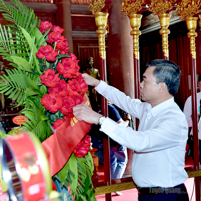 Đồng chí Ma Thế Hồng, Phó Bí thư Tỉnh ủy, Bí thư Đảng ủy MTTQ, các đoàn thể tỉnh, Chủ tịch Ủy ban MTTQ Việt Nam tỉnh chỉnh dải băng vòng hoa kính dâng tưởng nhớ Cụ Bùi Bằng Đoàn.