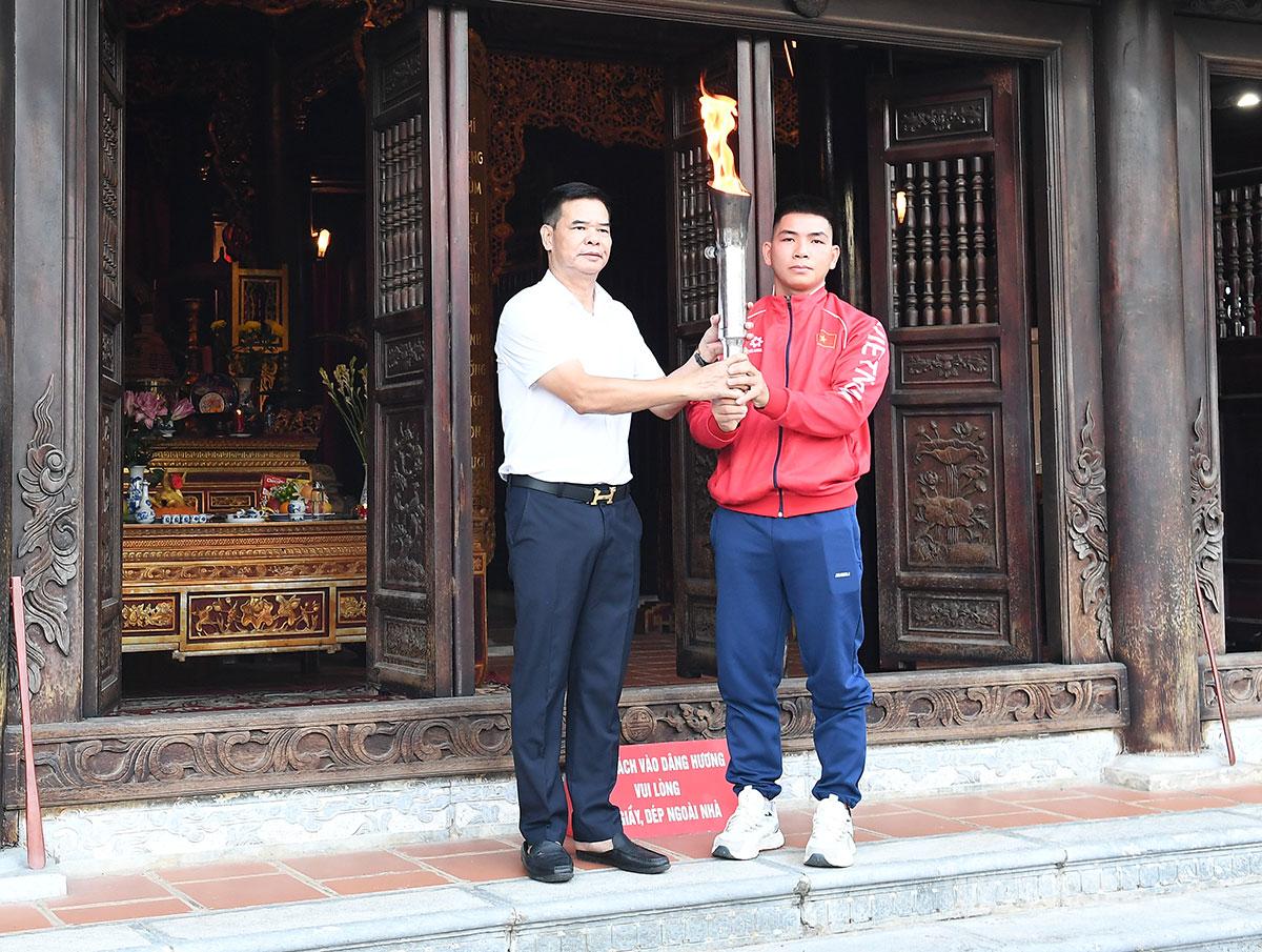 Ngọn đuốc thắp sáng Đại hội TDTT được lấy từ Đền thờ Chủ tịch Hồ Chí Minh chuyển đến Sân vận động tỉnh, phường Hà Giang 1.