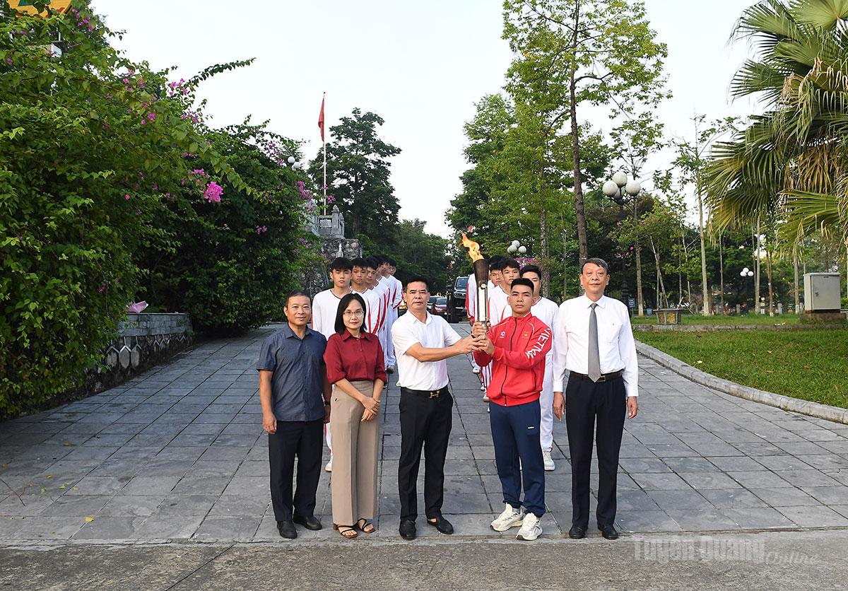 Ngọn đuốc được trao cho các vận động viên tiêu biểu của tỉnh di chuyển đến sân vận động tỉnh, phường Hà Giang 1.