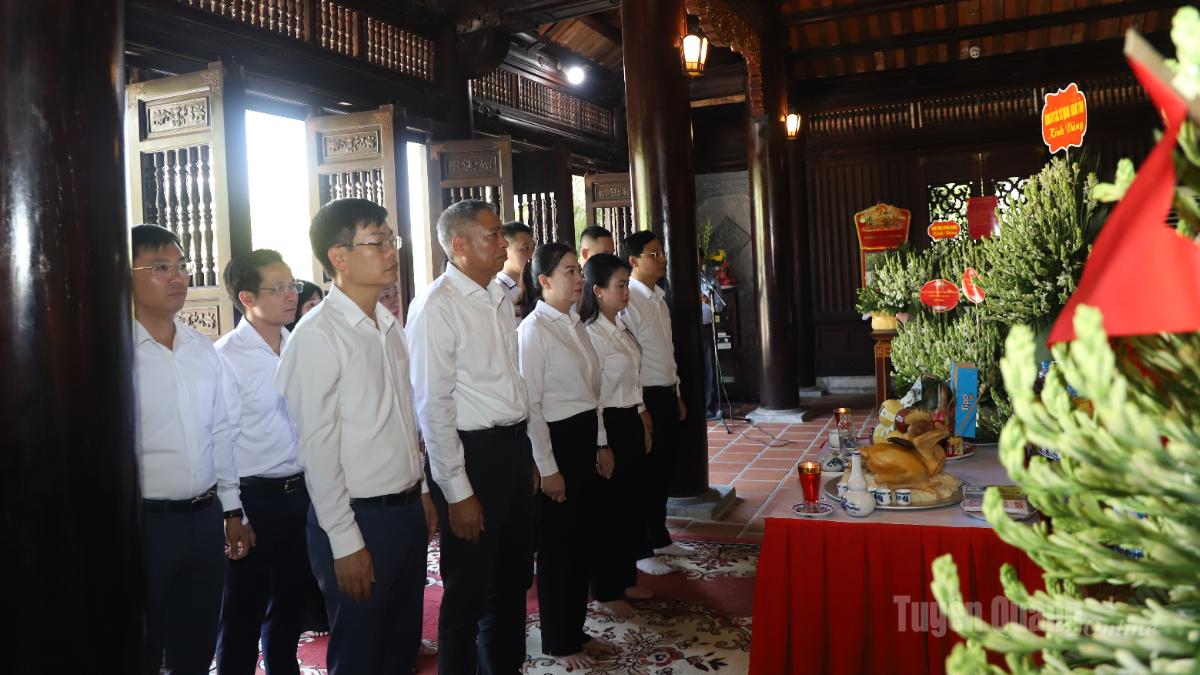 Đoàn đại biểu Đảng uỷ các cơ quan Đảng tỉnh dâng hương tưởng nhớ Chủ tịch Hồ Chí Minh.