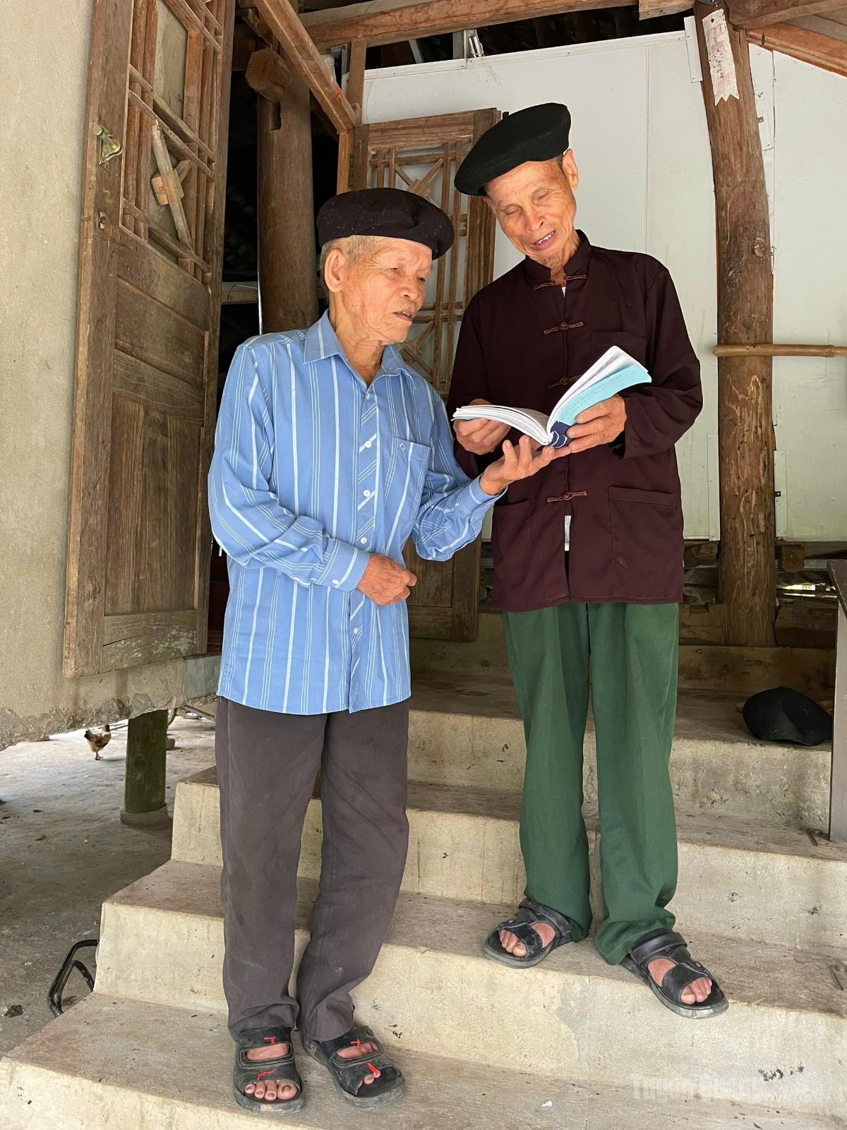Ông Âu Như Cương cùng thành viên CLB luyện tập hát Sình ca.
