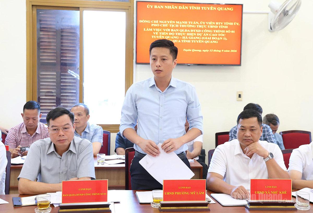 Lãnh đạo phường Mỹ Lâm báo cáo kết quả giải phóng mặt bằng của dự án.