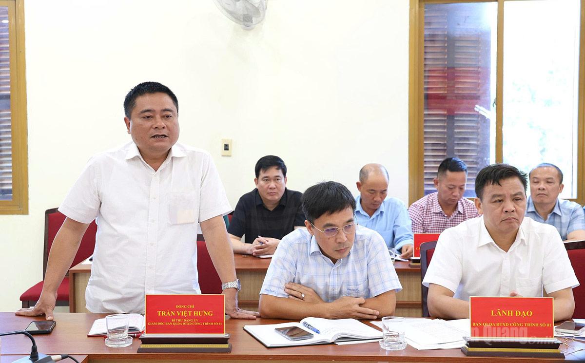 Lãnh đạo Ban Quản lý Dự án đầu tư xây dựng công trình số 1 tỉnh báo cáo dự án.