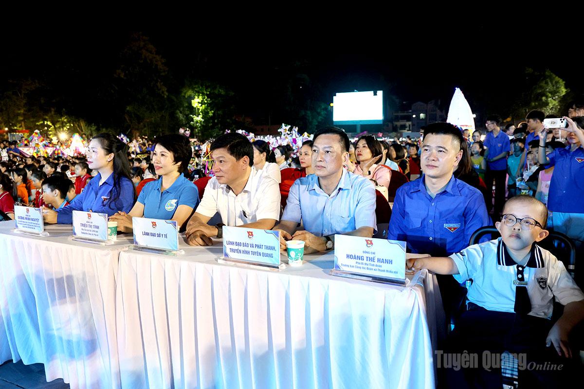 Các đại biểu dự đêm hội.