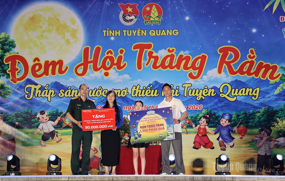 Tỉnh đoàn và các đơn vị đồng hành trao quà cho các em thiếu nhi.