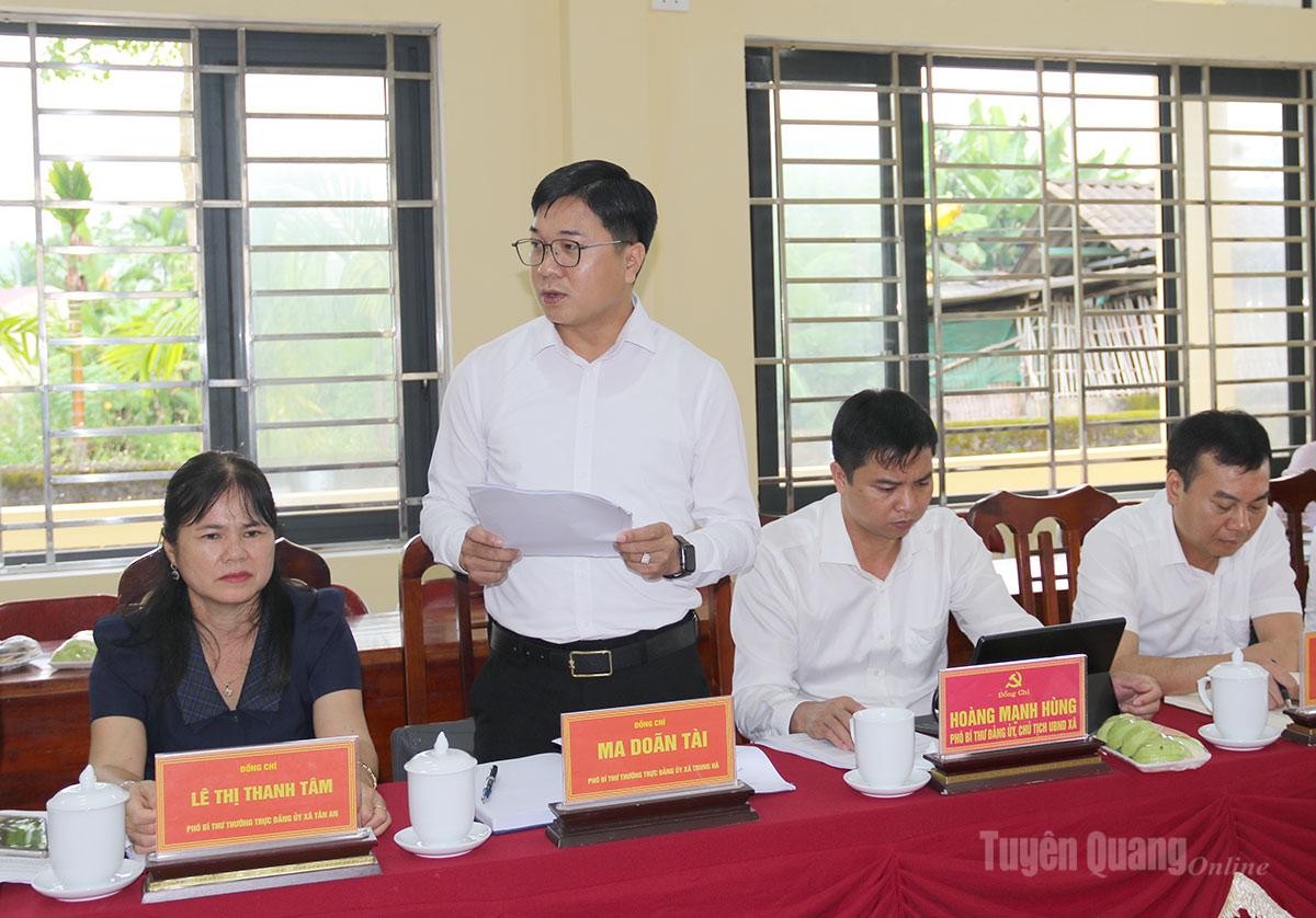 Lãnh đạo xã Trung Hà tham gia ý kiến tại buổi làm việc.