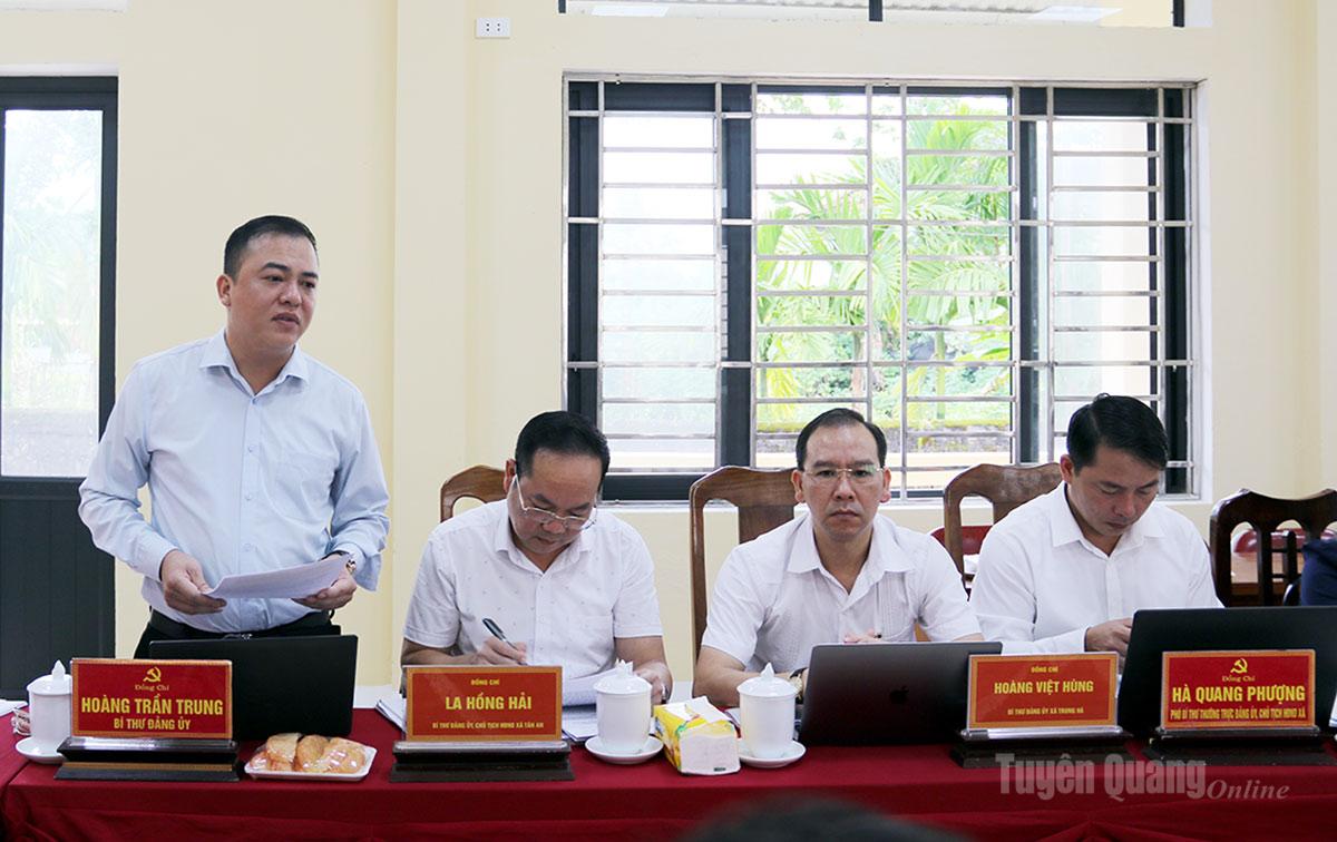 Lãnh đạo xã Tân Mỹ báo cáo với Đoàn kiểm tra, giám sá tại buổi làm việc.