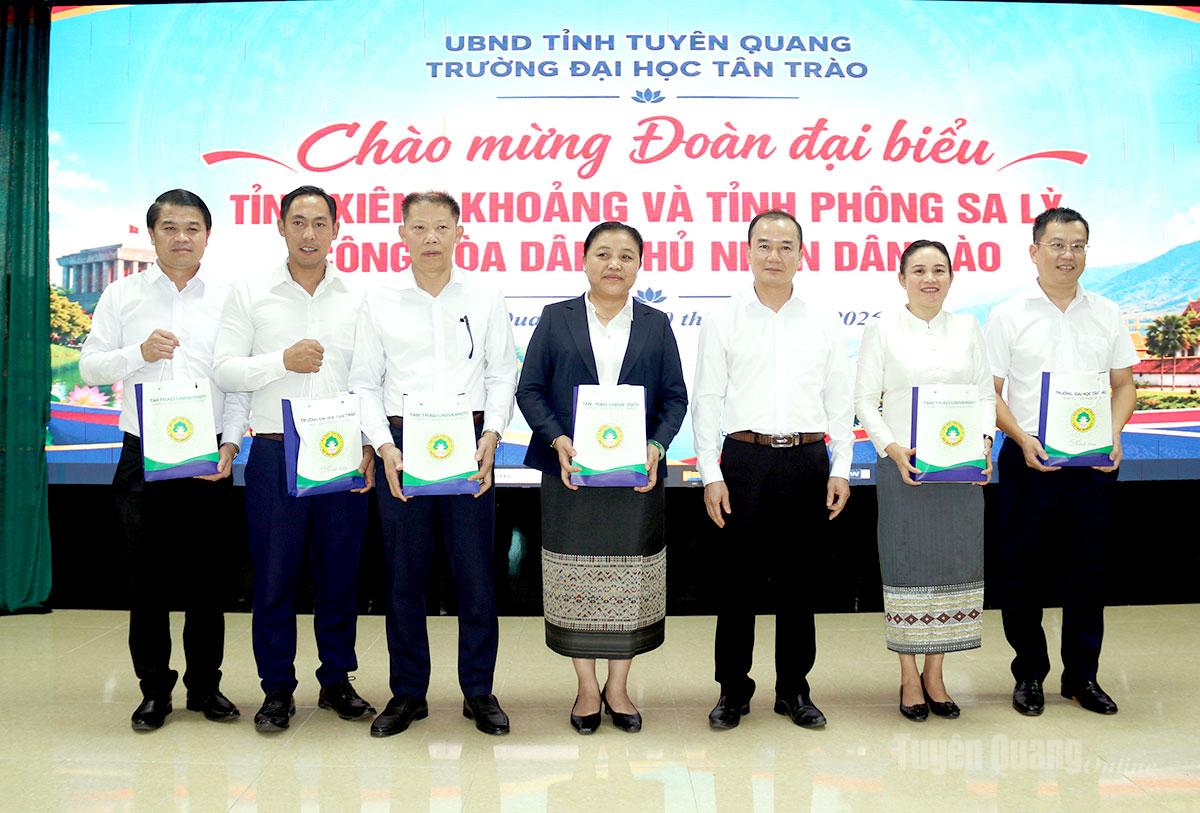 Lãnh đạo Trường Đại học Tân Trào tặng quà lưu niệm cho các thành viên trong Đoàn công tác.