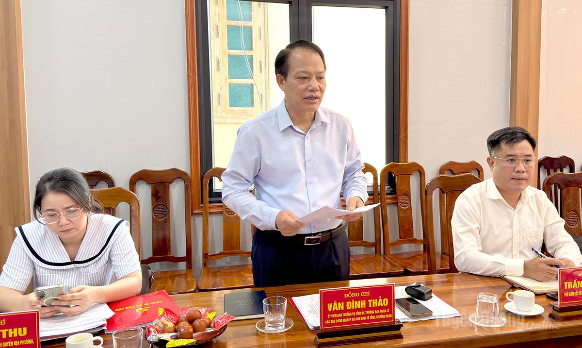 Đồng chí chí Vân Đình Thảo, Ủy viên Ban Thường vụ Tỉnh ủy, Giám đốc Ban quản lý các khu công nghiệp và khu kinh tế tỉnh phát biểu tại buổi làm việc.