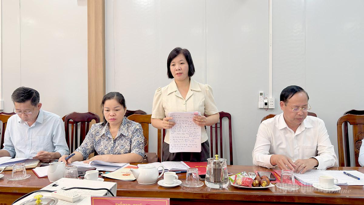 Lãnh đạo xã Phù Lưu báo báo kết quả thực hiện với đoàn công tác.