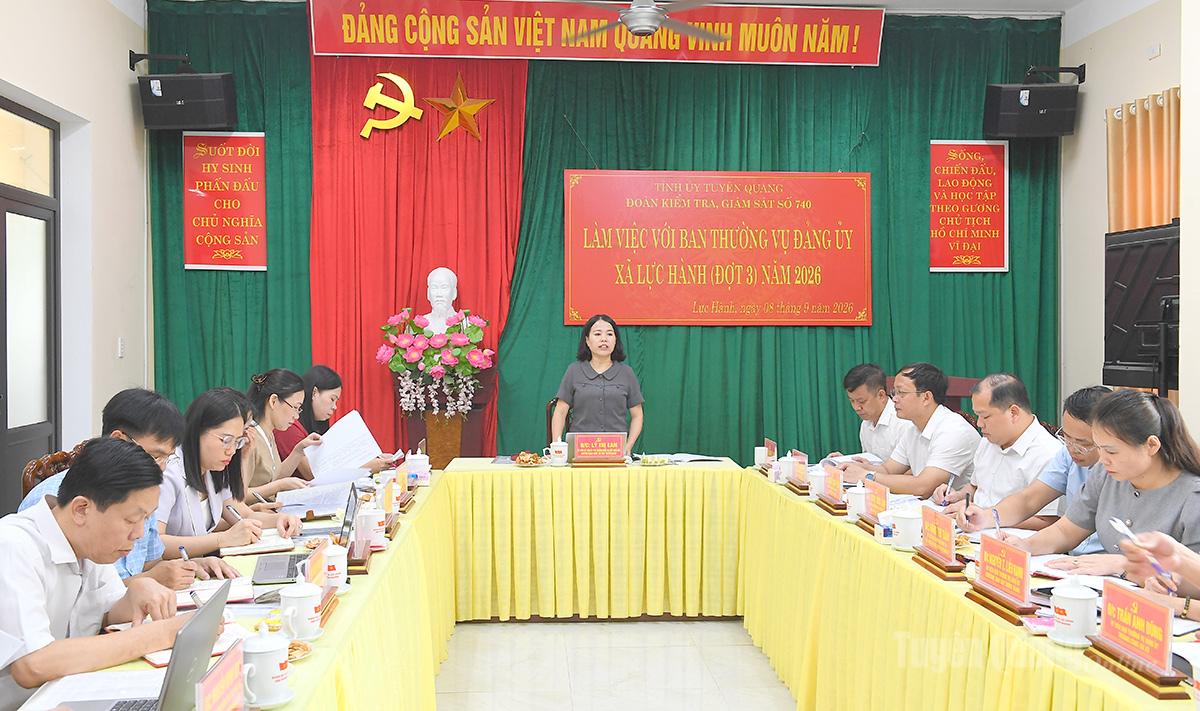 Đồng chí Lý Thị Lan, Ủy viên Ban Thường vụ Tỉnh ủy, Phó Trưởng đoàn đại biểu Quốc hội chuyên trách khóa XVI tỉnh chủ trì buổi làm việc.