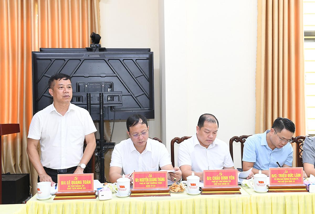 Đồng chí Lê Quang Toàn, Bí thư Đảng ủy, Chủ tịch HĐND xã phát biểu tại buổi làm việc.