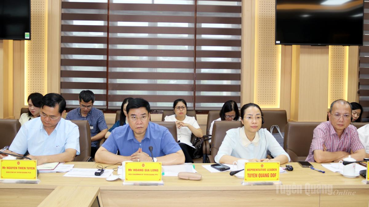 Đồng chí Hoàng Gia Long, Ủy viên Ban Thường vụ Tỉnh ủy, Phó Chủ tịch UBND tỉnh trao đổi tại buổi làm việc.