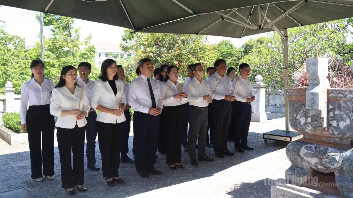 Đoàn đại biểu tỉnh dâng hương tại lư hương ngoài trời trước đền thờ Chủ tịch Hồ Chí Minh.