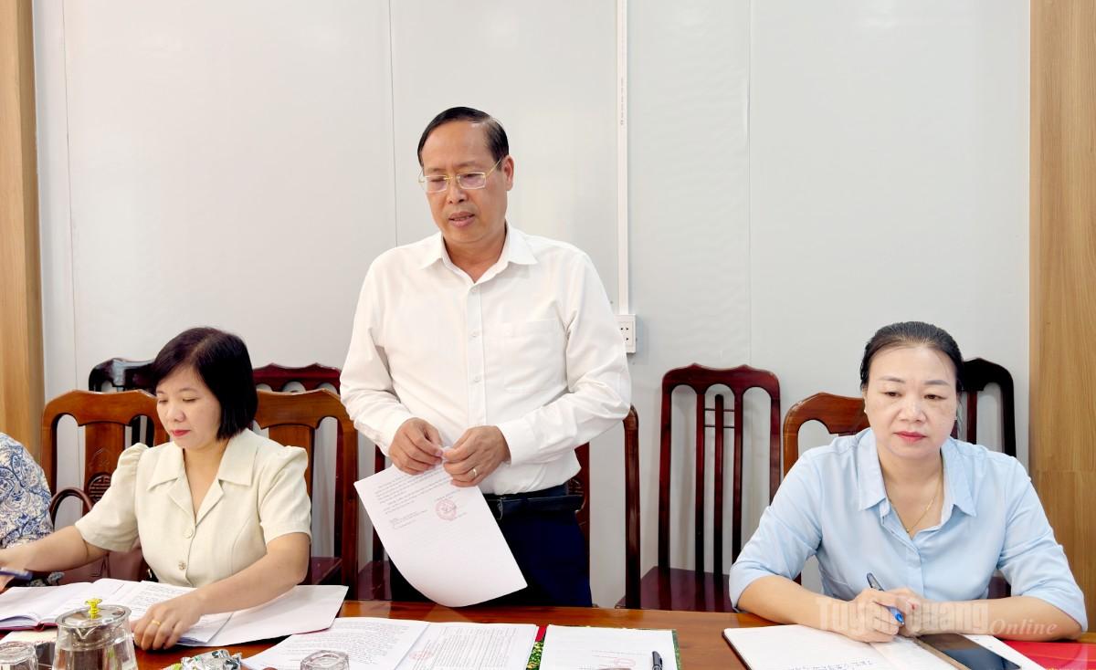 lãnh đạo xã Yên Phú báo cáo kết quả thực hiện với đoàn công tác.