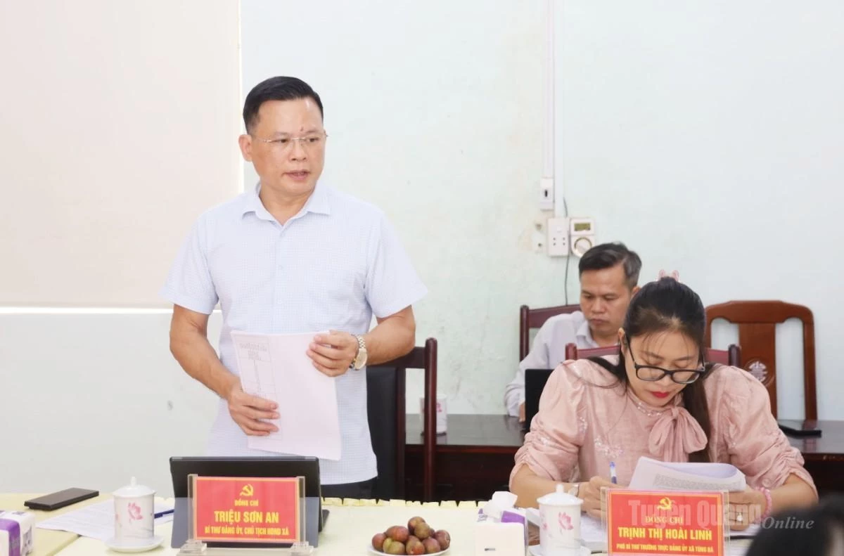 Đồng chí Triệu Sơn An, Bí thư Đảng ủy, Chủ tịch HĐND xã báo cáo kết quả lãnh đạo, chỉ đạo về công tác tổ chức, cán bộ và việc thực hiện các quy định liên quan.