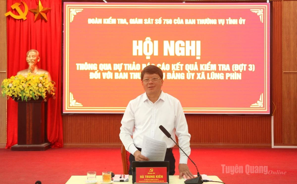 Đồng chí Hà Trung Kiên, Ủy viên BTV Tỉnh ủy, Phó Chủ tịch Ủy ban MTTQ Việt Nam tỉnh, Trưởng đoàn kiểm tra, giám sát phát biểu kết luận buổi làm việc với Thường trực Đảng ủy xã Lũng Phìn.