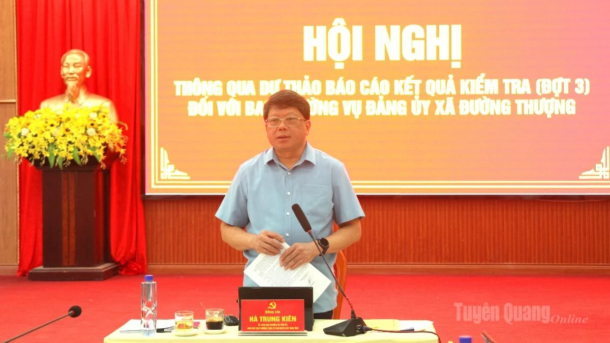 Đồng chí Hà Trung Kiên, Ủy viên Ban Thường vụ Tỉnh ủy, Phó Chủ tịch Ủy ban MTTQ Việt Nam tỉnh phát biểu kết luận buổi làm việc với xã Đường Thượng.
