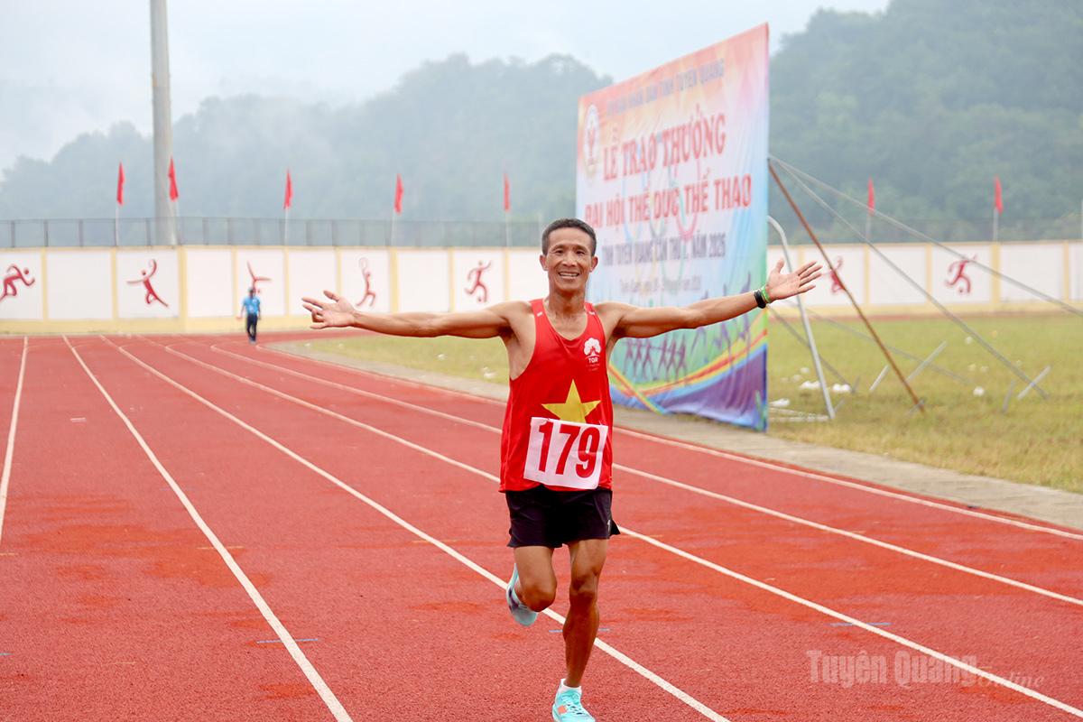 Khoảnh khắc vận động viên Trần Tư Pháp giành ngôi đầu chạy 1.500m nam tại Đại hội.