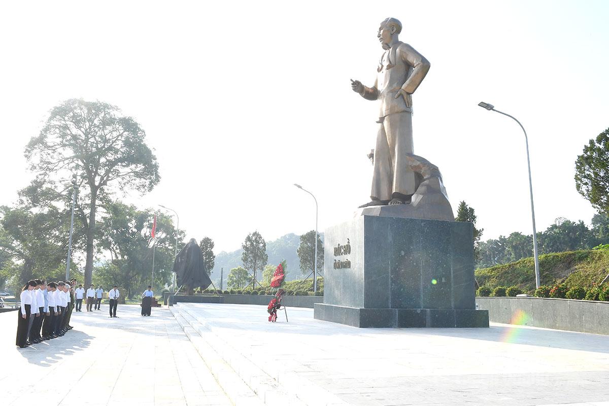 Đồng chí Phó Chủ tịch Thường trực Quốc hội Đỗ Văn Chiến và đoàn công tác dâng hoa tại tượng đài Bác Hồ ở Tân Trào.