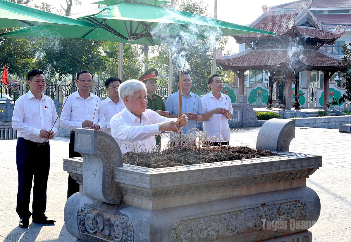 Đồng chí Phó Chủ tịch Thường trực Quốc hội Đỗ Văn Chiến dâng hương tại Khu tưởng niệm Chủ tịch Hồ Chí Minh và các vị tiền bối cách mạng.