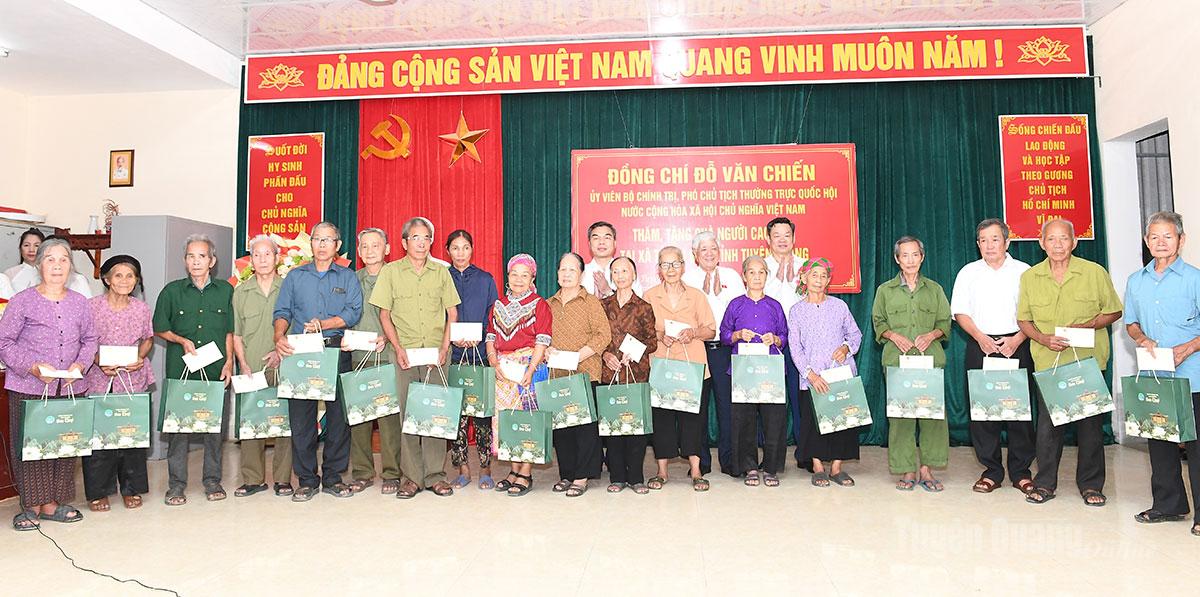 Các đồng chí lãnh đạo Quốc hội, lãnh đạo tỉnh trao quà cho người có công, người cao tuổi xã Trung Sơn.