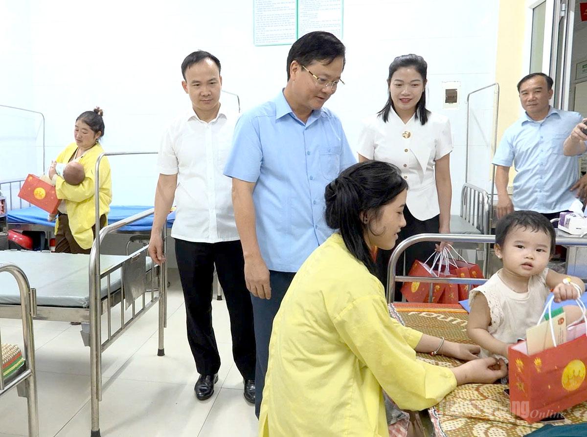 Đồng chí Trần Quang Minh, Ủy viên Ban Thường vụ Tỉnh ủy, Trưởng ban Tổ chức Tỉnh ủy thăm hỏi, tặng quà và động viên các bệnh nhi.