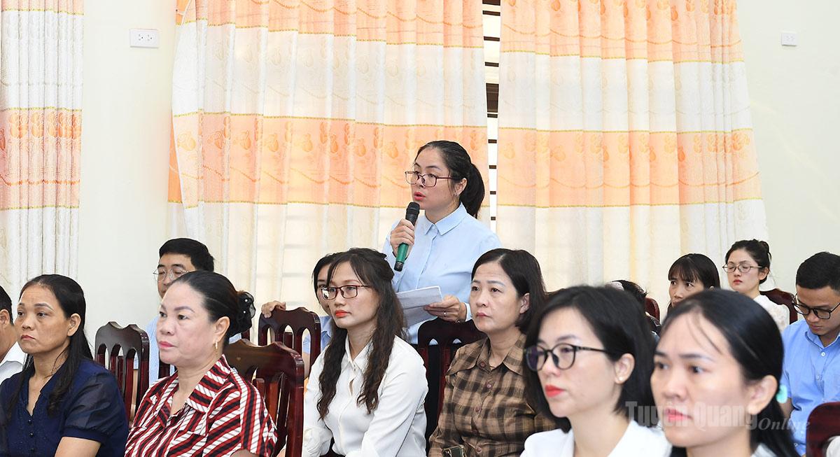 Cử tri xã Minh Thanh nêu ý kiến tại hội nghị.