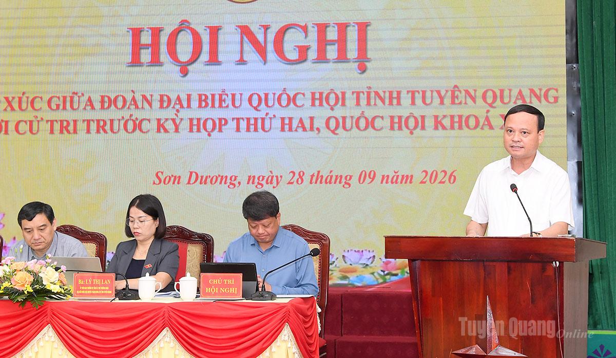 Thay mặt lãnh đạo UBND tỉnh, Phó Chủ tịch Thường trực UBND tỉnh Nguyễn Mạnh Tuấn giải đáp một số ý kiến, kiến nghị của cử tri thuộc thẩm quyền.
