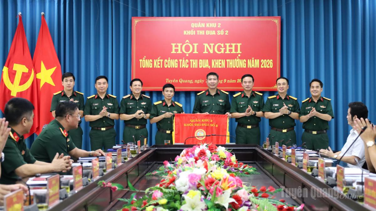 Bộ CHQS tỉnh Tuyên Quang, đơn vị Trưởng khối thi đua năm 2026 trao Cờ Trưởng khối thi đua năm 2027 cho Bộ CHQS tỉnh Điện Biên.