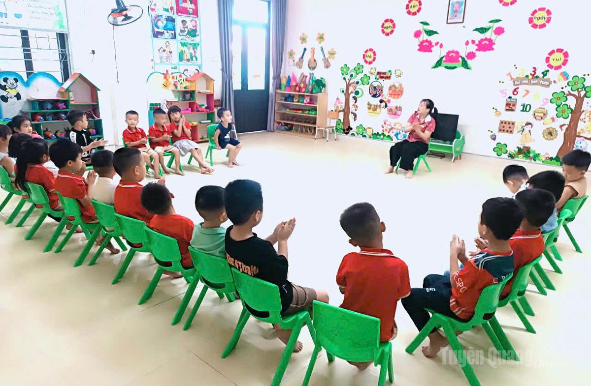 Dạy trẻ múa hát tại trường Mầm non Sơn Nam, xã Sơn Thủy.