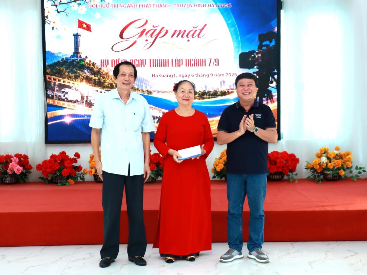 Giám đốc Báo và phát thanh, truyền hình Tuyên Quang Mai Đức Thông chúc mừng Hội Hưu trí ngành Phát thanh – Truyền hình Hà Giang.