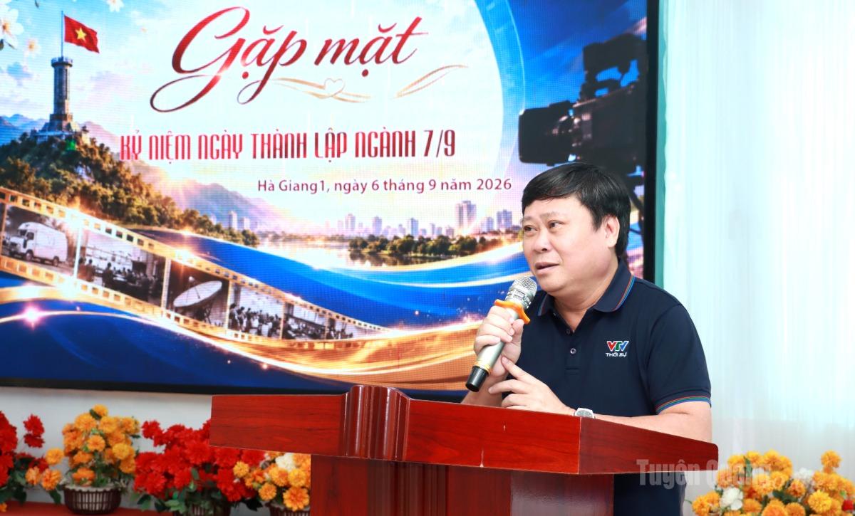 Đồng chí Mai Đức Thông, Uỷ viên Ban Chấp hành Đảng bộ tỉnh, Giám đốc Báo và phát thanh, truyền hình Tuyên Quang, Chủ tịch Hội Nhà báo tỉnh phát biểu tại buổi gặp mặt.