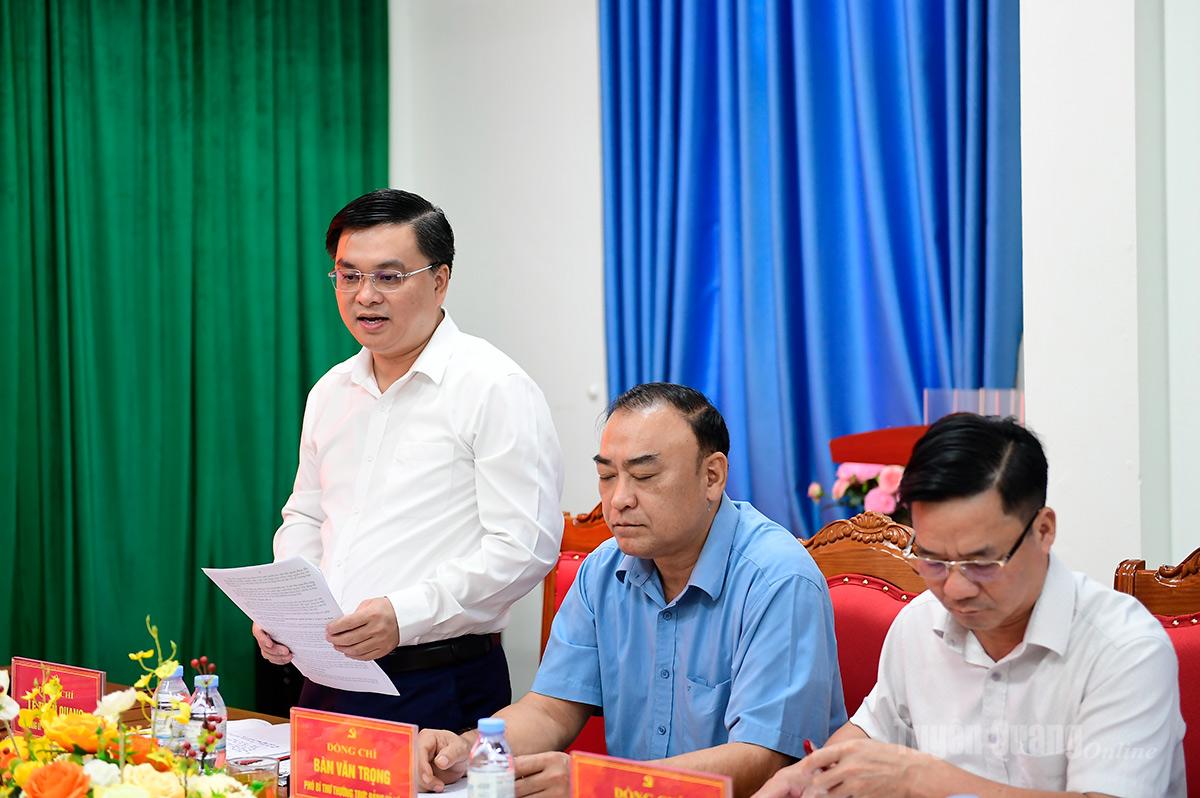 Lãnh đạo xã Kim Bình báo cáo với Đoàn công tác tại buổi làm việc.