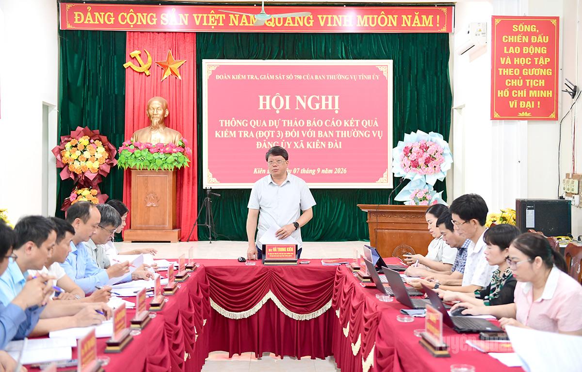 Đồng chí Hà Trung Kiên, Ủy viên BTV Tỉnh ủy, Phó Chủ tịch Thường trực Ủy ban MTTQ Việt Nam tỉnh, Trưởng đoàn kiểm tra, giám sát phát biểu kết luận buổi làm việc với Thường trực Đảng ủy xã Kiên Đài.