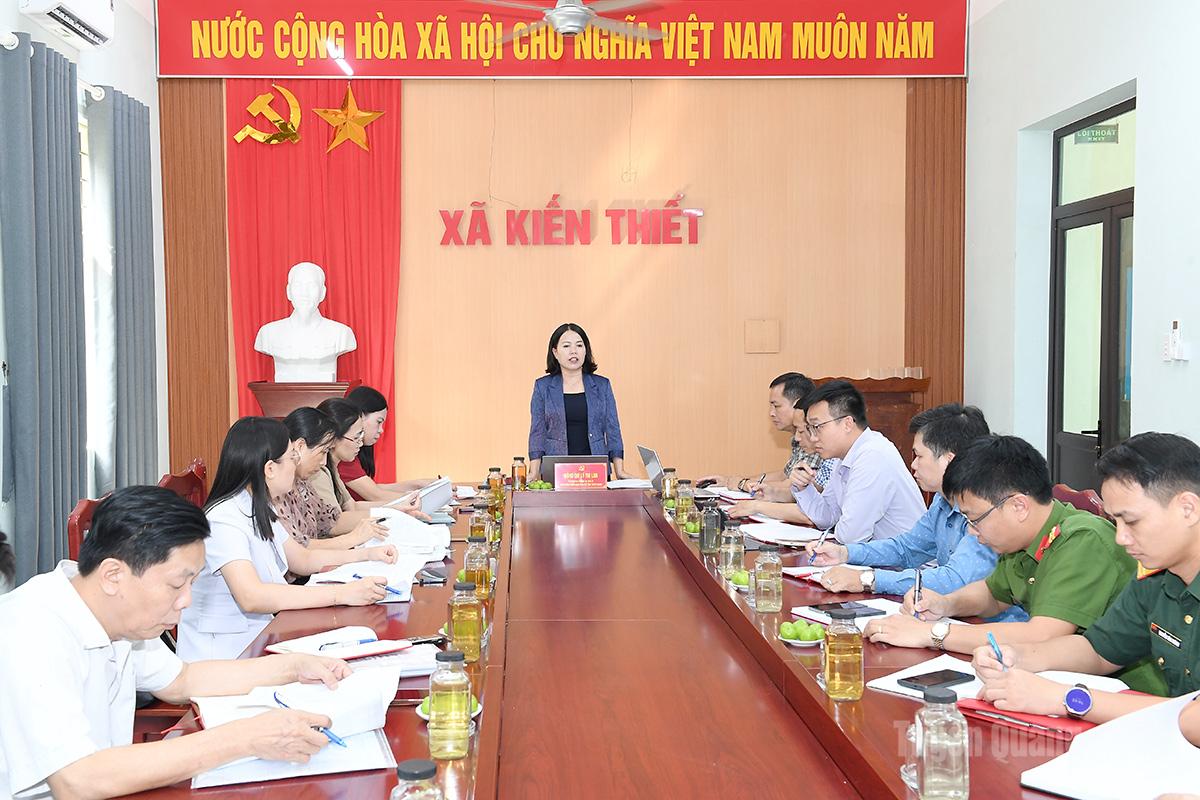 Đồng chí Lý Thị Lan, Ủy viên Ban Thường vụ Tỉnh ủy, Phó Trưởng đoàn đại biểu Quốc hội chuyên trách khóa XVI tỉnh chủ trì buổi làm việc với Ban Thường vụ Đảng ủy xã Kiết Thiết.
