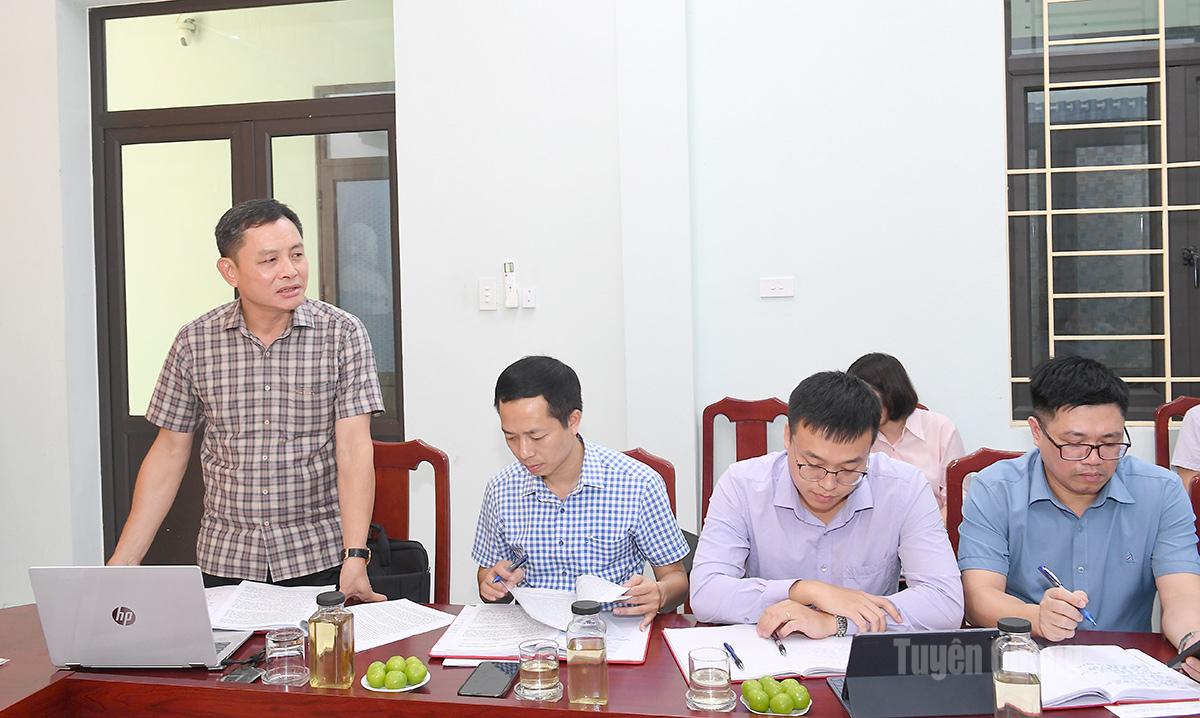Lãnh đạo Đảng ủy xã Kiến Thiết báo cáo việc thực hiện các quy định về công tác tổ chức, cán bộ trên địa bàn xã.