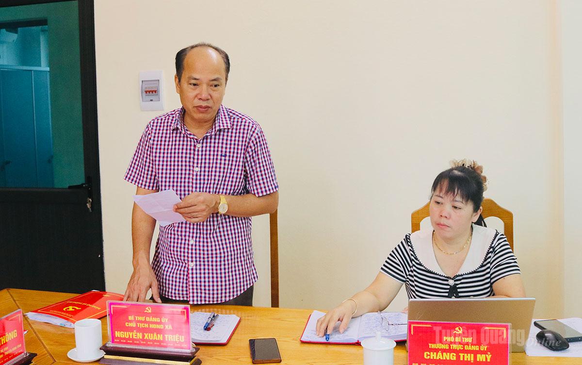 Lãnh đạo xã Thắng Mố báo cáo tình hình thực hiện nhiệm vụ chính trị, kinh tế - xã hội của xã.