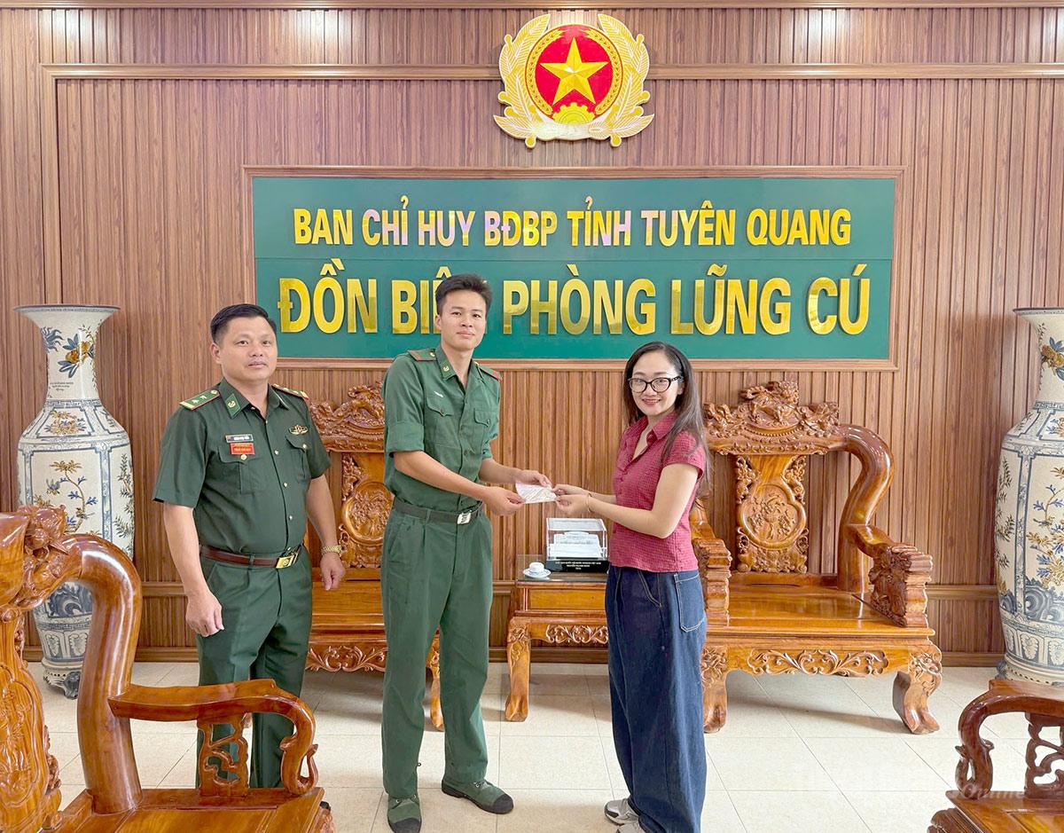Binh nhất Lý Tuấn Anh trao trả tài sản cho người đánh rơi.