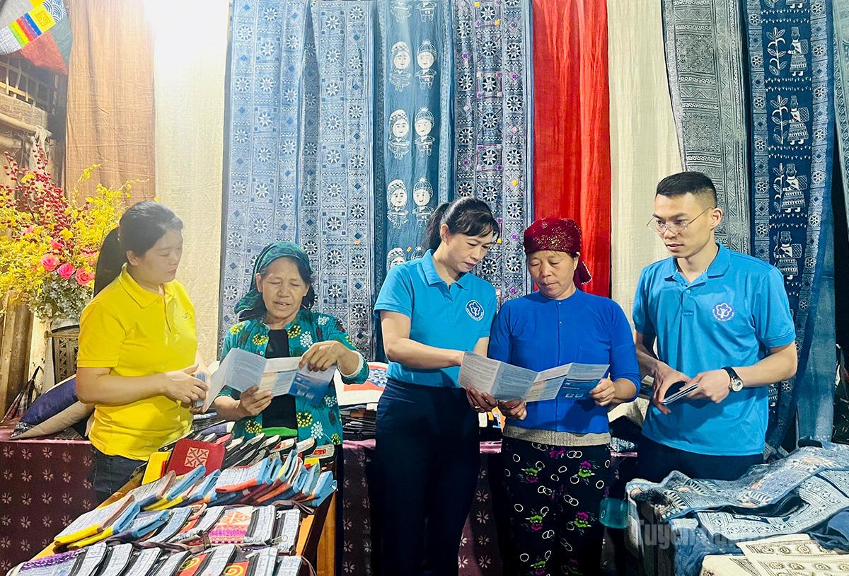 Cán bộ BHXH cơ sở Quản Bạ ra quân tuyên truyền chính sách BHXH, BHYT.