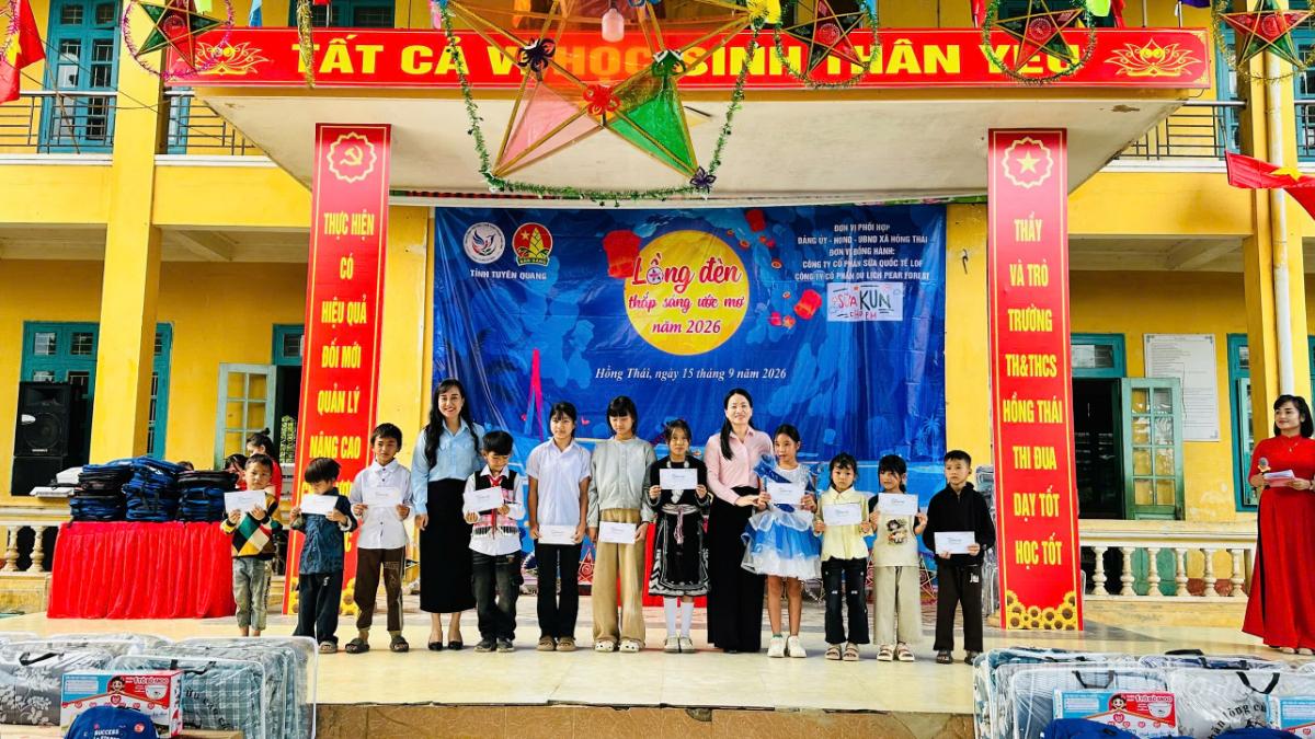 Các đồng chí đại biểu trao học bổng cho các em học sinh tại chương trình.