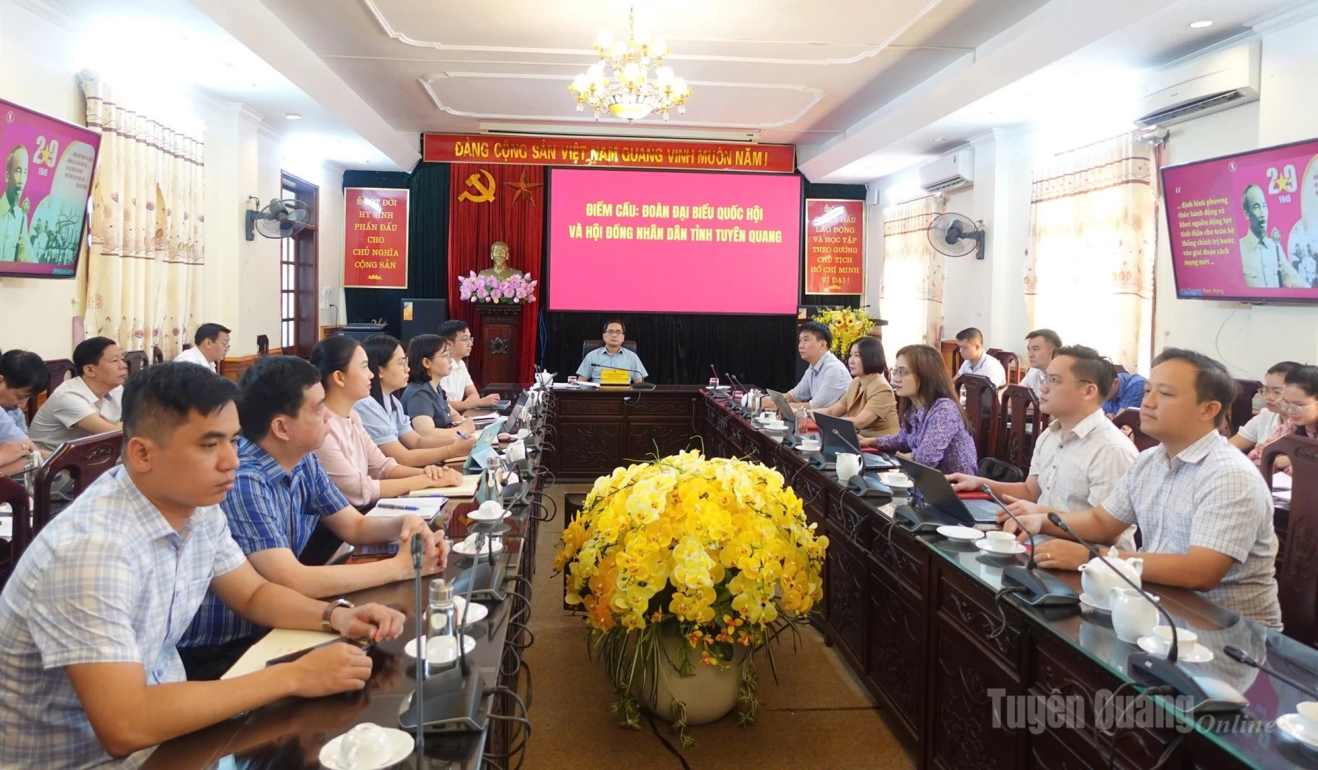 Đại biểu học tập Nghị quyết tại điểm cầu Đoàn đại biểu Quốc hội và HĐND tỉnh.