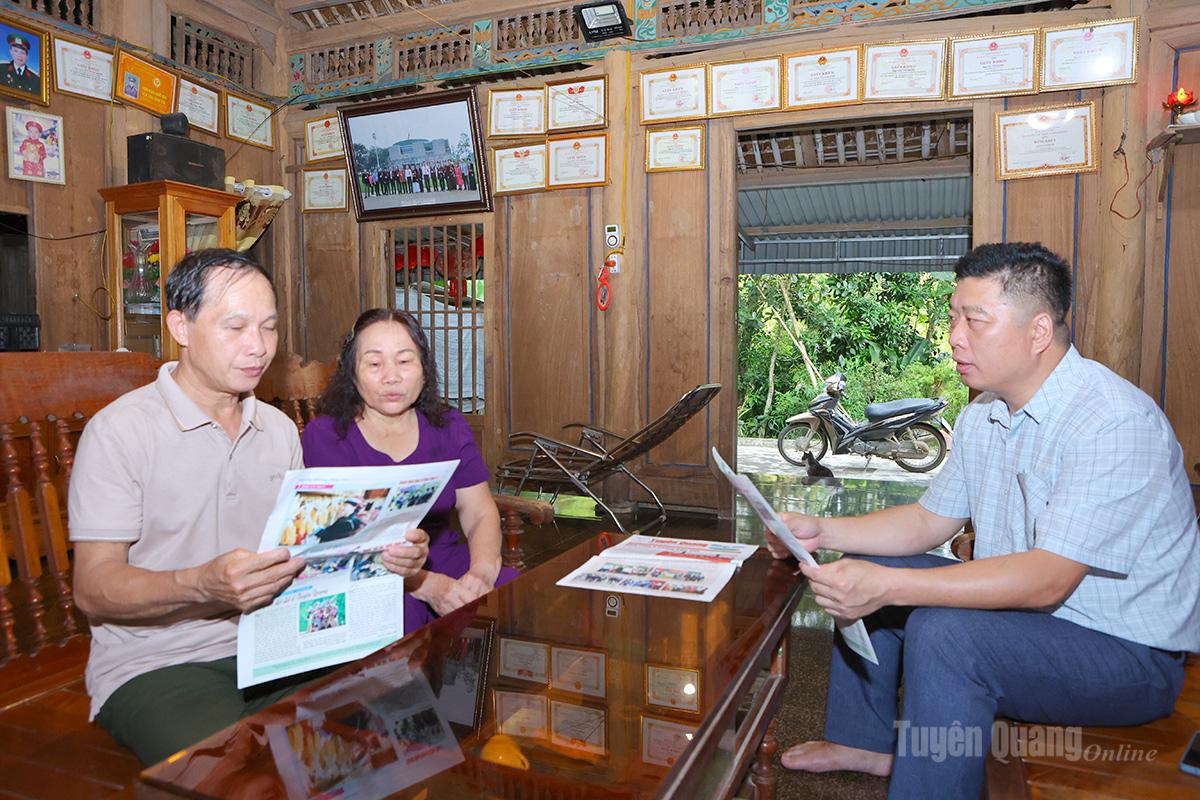 Chính quyền xã Hòa An kịp thời cấp phát Báo Tuyên Quang thường kỳ miễn phí, giúp lực lượng nòng cốt nắm bắt thông tin thời sự và chính sách mới.