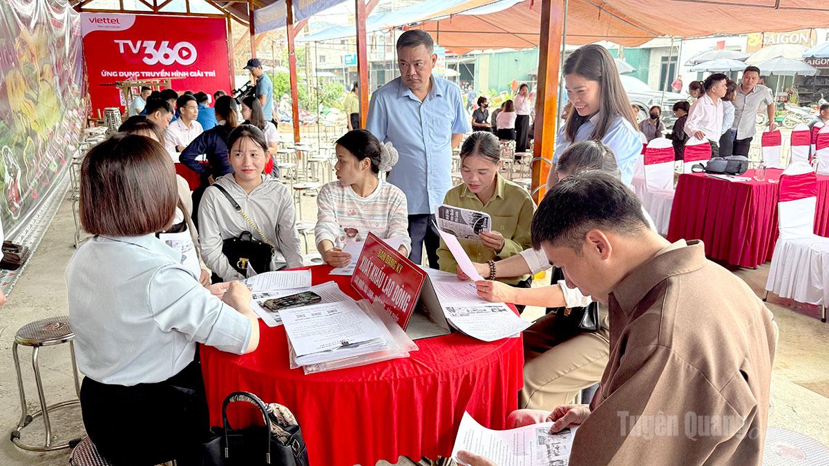 Người dân khu Pác Khoang và các thôn trên địa bàn xã Hồng Thái tìm kiếm thông tin xuất khẩu lao động tại phiên giao dịch việc làm xã Hồng Thái.