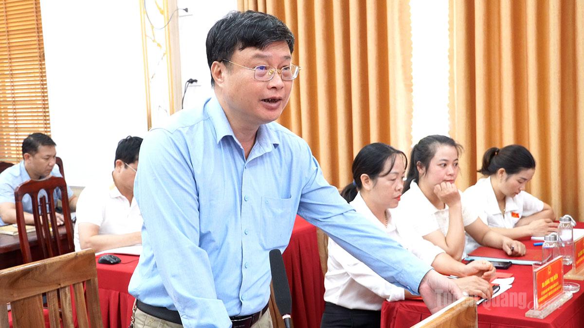 Đại biểu HĐND xã phát biểu ý kiến thảo luận tại kỳ họp.