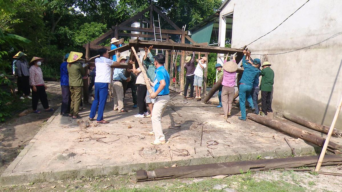 Cán bộ và nhân dân xã Minh Quang hỗ trợ người dân xóa nhà tạm.