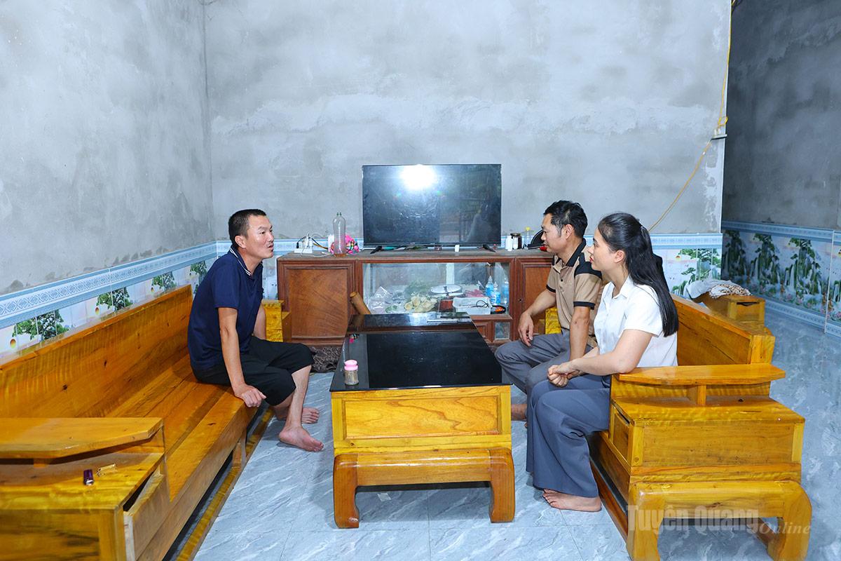Cán bộ xã Minh Quang thăm hỏi, trò chuyện cùng gia đình anh Nguyễn Văn Kiều, tại ngôi nhà mới vừa hoàn thành.