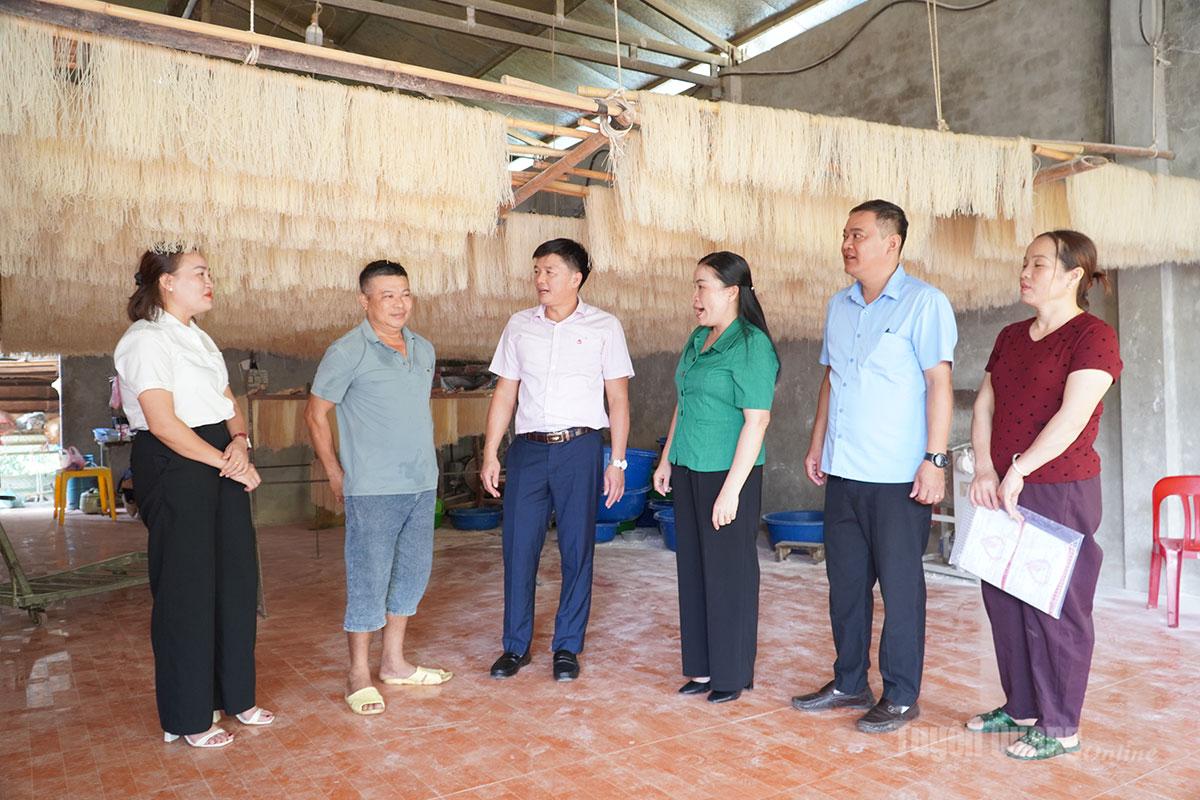 Đoàn công tác đã kiểm tra thực tế tại một số hộ vay vốn và Tổ tiết kiệm và vay vốn trên địa bàn xã.